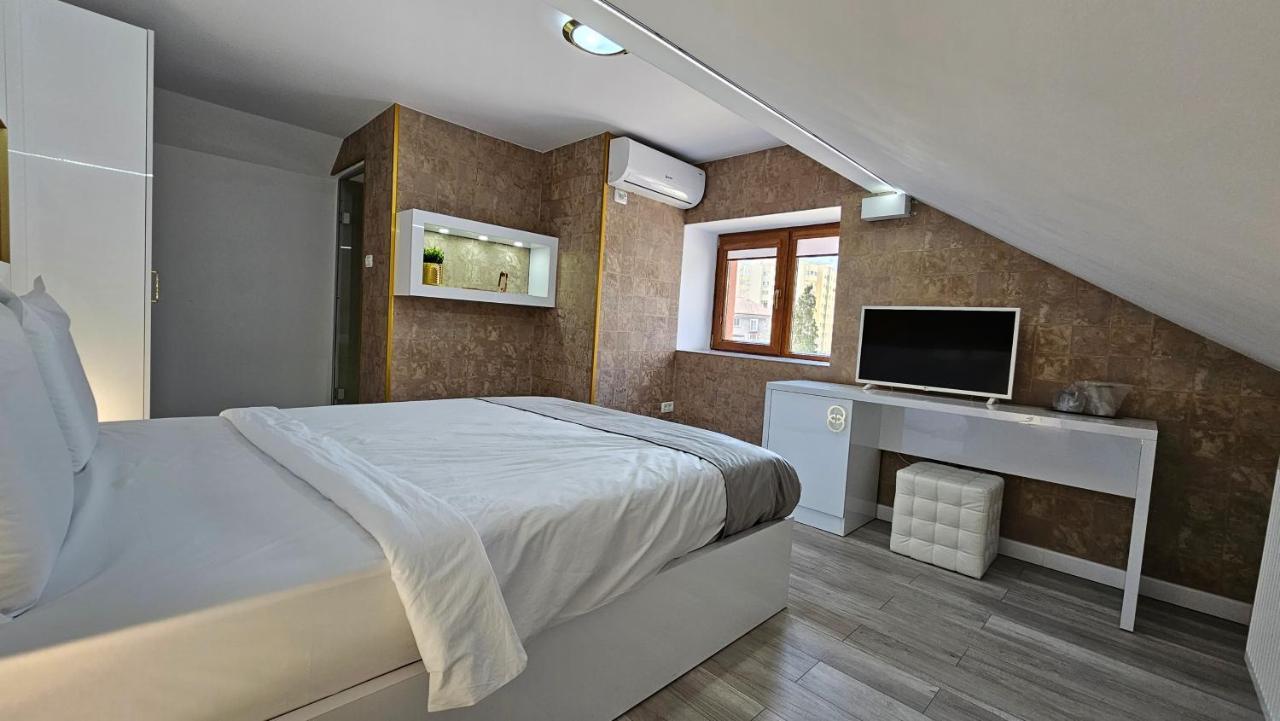 Colt De Rai Resita Bed and Breakfast Buitenkant foto