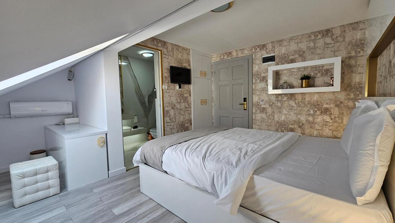 Colt De Rai Resita Bed and Breakfast Buitenkant foto
