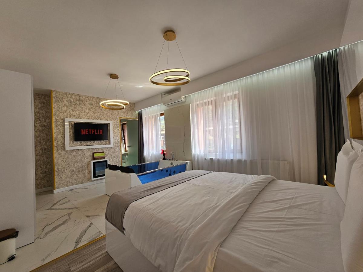Colt De Rai Resita Bed and Breakfast Buitenkant foto