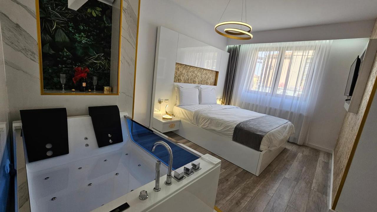Colt De Rai Resita Bed and Breakfast Buitenkant foto